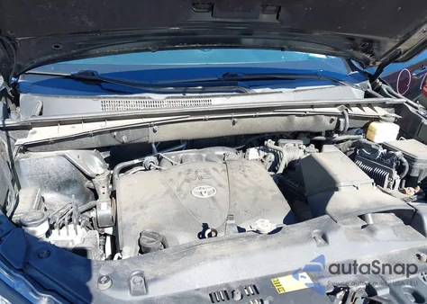 2018 Toyota Highlander Le/Le Plus z USA, uszkodzony, nr VIN 5TDBZRFH3JS871103